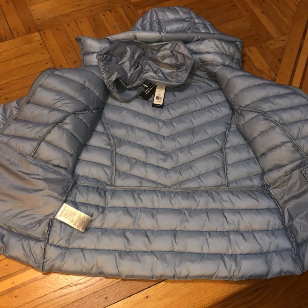 BCBGMAXAZRIA NWT light blue feather free eco friendly fill + packable - Picture 3 of 7